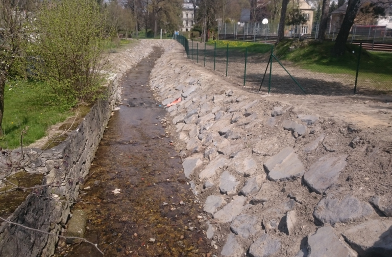 Koryto přítoku Jindřichovického potoka pojme až stoletou vodu